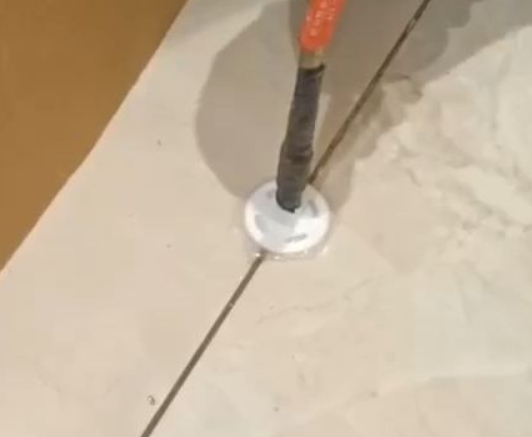 鹤岗瓷砖空鼓维修公司专业解答瓷砖在铺贴过程中，如果没有涂抹均匀到位的粘结材料（如水泥砂浆或瓷砖胶），可能会导致以下问题